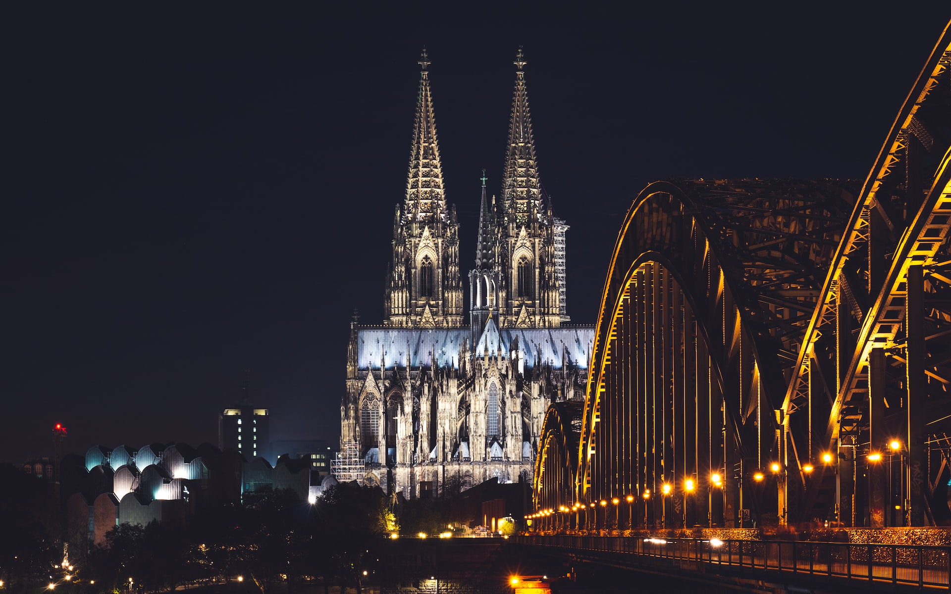 Gotik Mimarinin Görkemi: Köln Katedrali