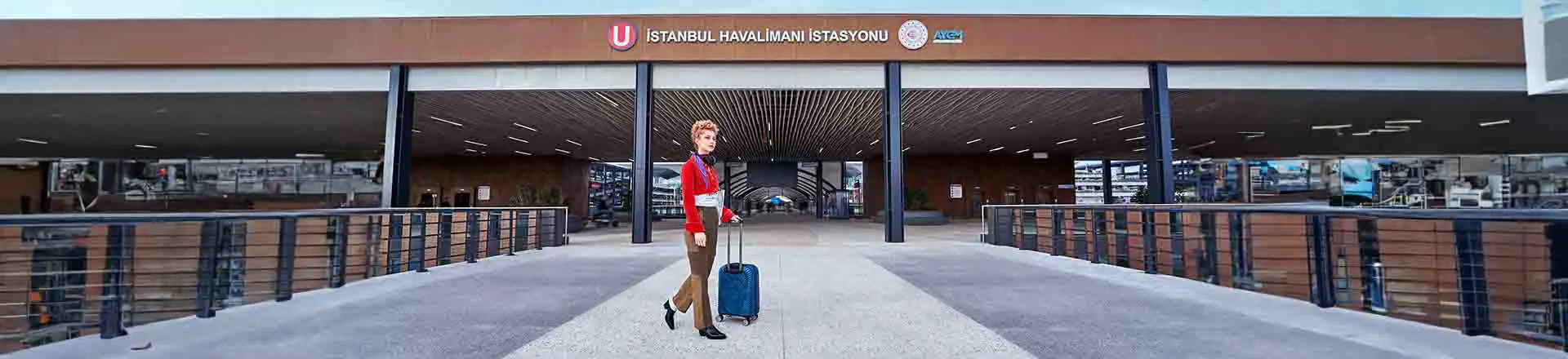 istanbul havalimanına toplu taşıma kullanarak gelen yolcu görseli