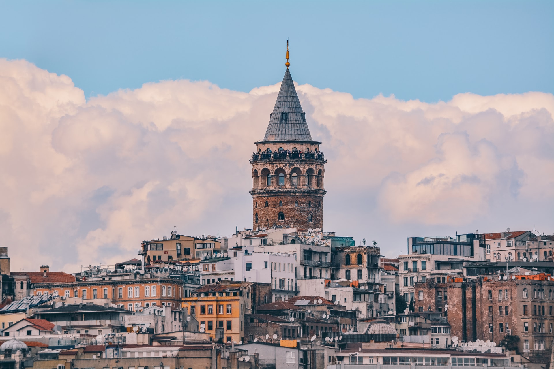 İstanbul Kanatlarımın Altında: Galata Kulesi'nin Hikayesi